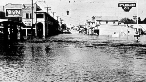 Picture of flooding in Tampa after hurricane Donna.