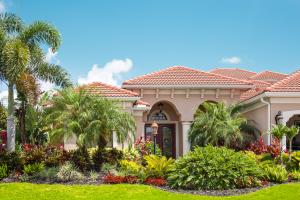 Florida Friendly Landscaping - Photo of a beautiful house with a florida friendly landscape